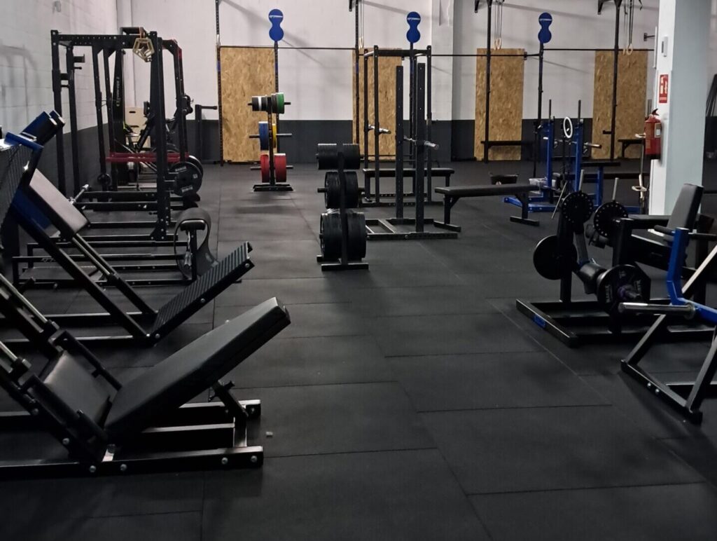 Sala de musculación de La Nave Strength Center, gimnasio en Colmenar Viejo